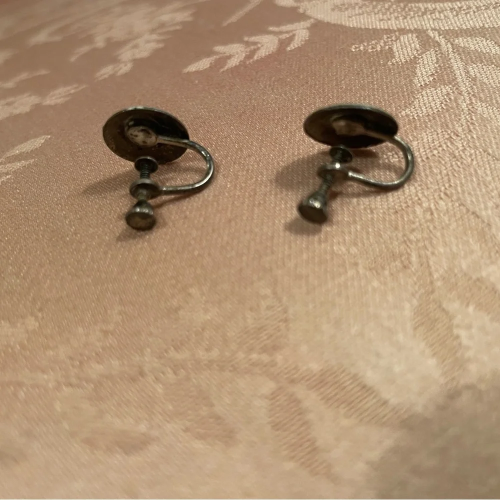 Vintage guilloché enamel screw-back earrings with a pink rose design - Picture 5 of 6